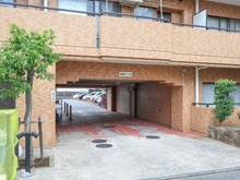 【神奈川県/川崎市川崎区渡田新町】ライオンズガーデン川崎 駐車場：車両出入口
※駐車場有償