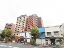 【神奈川県/横浜市鶴見区生麦】リブゼ横浜クレインポート 外観：写真中央の建物