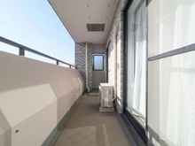 【神奈川県/横浜市鶴見区北寺尾】ライオンズヒルズ北寺尾 バルコニー：リビング・ダイニングと6.9帖の洋室側のバルコニー