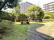 【神奈川県/横浜市鶴見区市場上町】オーベル横浜鶴見 敷地内：中庭