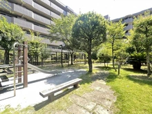 【神奈川県/横浜市鶴見区市場上町】オーベル横浜鶴見 敷地内：中庭