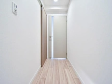 【神奈川県/川崎市川崎区榎町】エンゼルハイム川崎第2 廊下：玄関から見た廊下