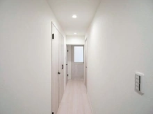 【神奈川県/横浜市鶴見区潮田町】ライオンズマンション鶴見 廊下：玄関から見た廊下