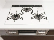 【神奈川県/横浜市鶴見区江ケ崎町】アドヴァンス鶴見アネックス キッチン：三口コンロ