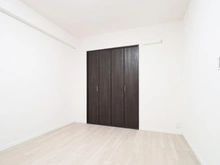 【神奈川県/横浜市鶴見区江ケ崎町】アドヴァンス鶴見アネックス 洋室：南西側6.0帖