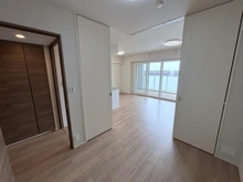【神奈川県/川崎市幸区新小倉】クレストプライムレジデンス アベニュー弐番街 洋室：リビング横の洋室のドアを開けた様子