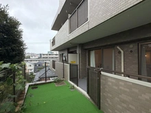 【神奈川県/横浜市鶴見区上の宮】菊名パーク・ホームズ 四番館 専用庭から見たバルコニー