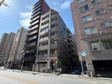 【神奈川県/川崎市川崎区小川町】ビッグガーデン小川町 外観：写真中央