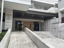 【神奈川県/横浜市鶴見区梶山】リステージ三ッ池公園 アプローチ