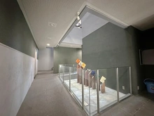 【大阪府/高槻市西真上】グランドメゾン高槻 エントランス:車いすの方もご利用いただけるスロープ付きです。