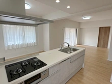 【大阪府/高槻市西真上】グランドメゾン高槻 リビング・ダイニング:キッチンから見たリビングダイニング。