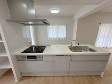 【大阪府/高槻市西真上】グランドメゾン高槻 キッチン:2550サイズのシステムキッチン。