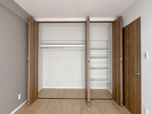 【大阪府/高槻市西真上】グランドメゾン高槻 収納:約6.3帖の洋室内