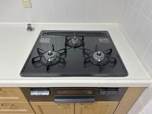 【大阪府/枚方市南楠葉】ステイツ南楠葉 キッチン：三口コンロです。グリルもついています。