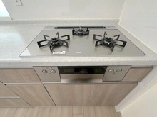 【大阪府/茨木市沢良宜浜】パークナード・レーベン茨木さわらぎ キッチン：三口コンロ