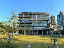 【大阪府/茨木市上泉町】エスリード茨木川端通り 文化・子育て複合施設　おにクル（現地より約950m）