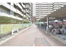 【大阪府/茨木市美穂ケ丘】朝日プラザ千里北 C棟 敷地内