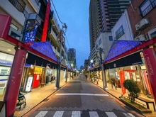 【東京都/中央区月島】アイ・マークタワー 月島西仲通商店街（現地より約10m）：