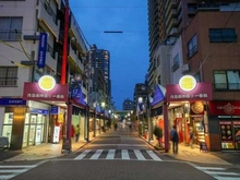 【東京都/中央区佃】ファミール月島グランスイートタワー 月島もんじゃストリート（現地より約450m）