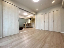 【東京都/中野区江古田】メイツ哲学堂公園 洋室：※スライド式扉を採用しているため、用途に応じて空間を柔軟に活用できます。