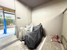 【東京都/港区西麻布】イニシアイオ西麻布 バイク置き場：大規模修繕工事中（令和8年2月完了予定）