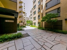 【東京都/新宿区新小川町】アトラス江戸川アパートメント 敷地内