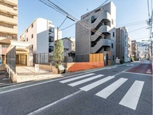 【東京都/新宿区新小川町】グランスイート　ラ・ヴィル 前面道路