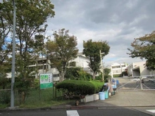 【大阪府/豊中市新千里東町】ローレルコート新千里東町あかしやの丘 I番館 豊中市立第八中学校（現地より約240m）：