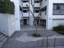 【大阪府/豊中市東泉丘】緑地公園グリーンハイツ 7号棟 エントランス：※対象不動産の七号棟のエントランス