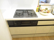 【大阪府/豊中市西緑丘】豊中緑ヶ丘サンハイツ D棟 キッチン：三口コンロ