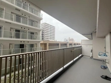 【大阪府/大阪市淀川区加島】リバーガーデンかしま バルコニー：家具調度品は価格に含まれません