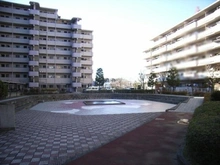 【埼玉県/さいたま市北区日進町】ベルヴィル大宮 A棟 敷地内施設：中央広場