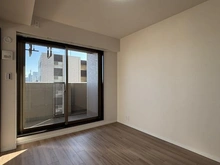 【埼玉県/さいたま市大宮区大門町】ライオンズヴィアーレ大宮 洋室：リビング横の洋室はリビングと一体化したご利用も可能です。