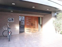 【埼玉県/さいたま市北区宮原町】オーベル大宮・東宮原 エントランス：木目調の両開き扉のエントランスです。