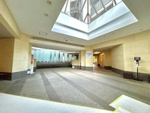 【埼玉県/さいたま市中央区上落合】パークシティ大宮セントラルタワー エントランス：ガラス天井ですので、日中は太陽光が差し込みます。