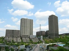 【東京都/八王子市別所】ローレルスクエア南大沢 外観：6号棟（中央左）