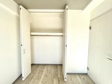 【東京都/東大和市立野】エストヴォーレ上北台 収納：洋室（約5.5帖）