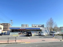 【東京都/東大和市立野】エストヴォーレ上北台 ローソン 上北台駅前店（現地より約280m）