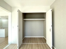 【東京都/東大和市桜が丘】グランドメゾン玉川上水センタースクエア 収納：洋室（約6.5帖）