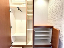 【東京都/東大和市桜が丘】グランドメゾン玉川上水センタースクエア 玄関：収納部分