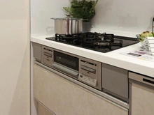 【東京都/立川市富士見町】ランドシティ立川多摩川テラスガーデンコート キッチン：三口コンロ