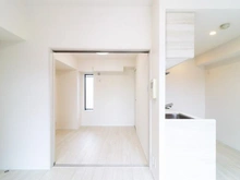 【東京都/立川市羽衣町】キャッスルマンション西国立 ダイニングキッチン：(奥)洋室