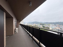 【東京都/八王子市東浅川町】プレミスト高尾サクラシティエアリーコート 共用部：玄関前廊下