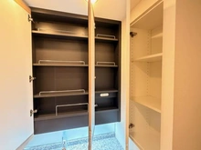 【東京都/立川市曙町】プラウドタワー立川 洗面室：洗面室収納が鏡裏、洗面台横にございます。