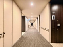 【東京都/立川市曙町】プラウドタワー立川 廊下：ホテルライクな内廊下