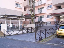 【東京都/八王子市久保山町】八王子パークヒル宇津木台第二団地 3号棟 アプローチ