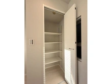 【千葉県/松戸市新松戸東】東急ドエルアルス新松戸 収納：キッチン横／物入