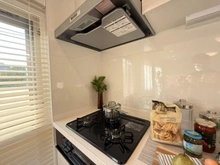 【千葉県/松戸市新松戸東】東急ドエルアルス新松戸 キッチン：三口コンロ、レンジフード