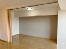 【東京都/江東区南砂】スカイシティ南砂 洋室：リビングに隣接している約6.3帖の洋室です。