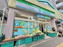 【東京都/文京区本駒込】シティウィンズ本駒込山の手悠景台 ファミリーマート本駒込駅前店（現地より約255m）